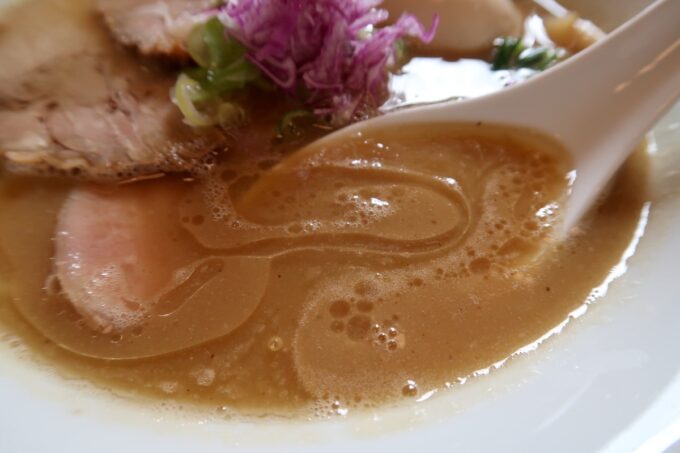 沖縄市泡瀬「中華そば いとの」特製濃厚中華そばのスープ