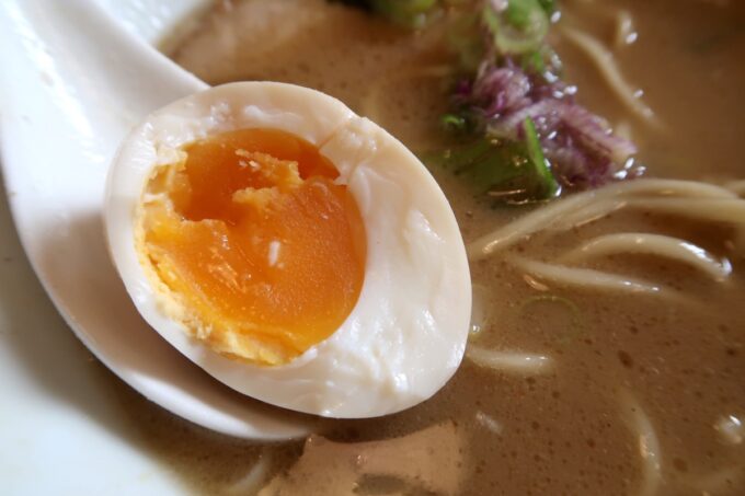 沖縄市泡瀬「中華そば いとの」特製濃厚中華そばの煮玉子