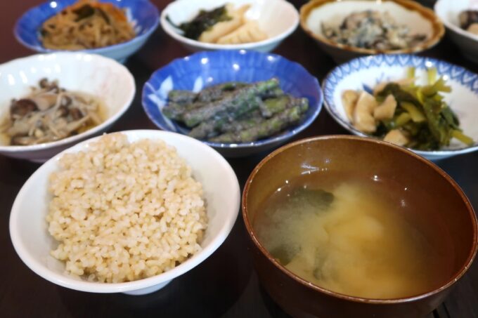 読谷村「ロータスキッチン」玄米とお味噌汁がついて完全なる和食
