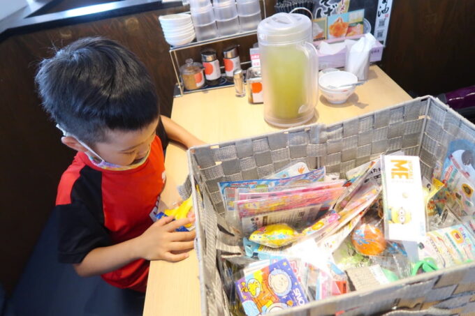 「丸源ラーメン浦添店」お子さまメニューを注文するともらえるおもちゃを選ぶお子サマー