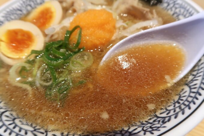 「丸源ラーメン浦添店」肉そばのスープ