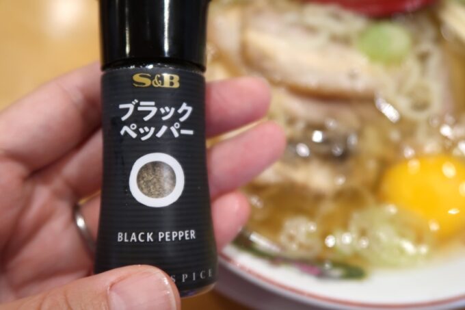 那覇市泉崎「トルネコパーパ」トルネコ肉中華そばの味変はブラックペッパーで