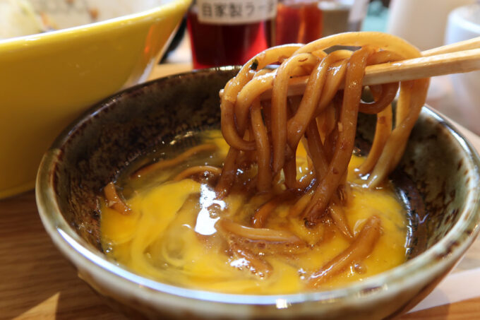 那覇市泉崎「トルネコパーパ」トルネコラーメンの汁なしも、最後はすきやきスタイルで。