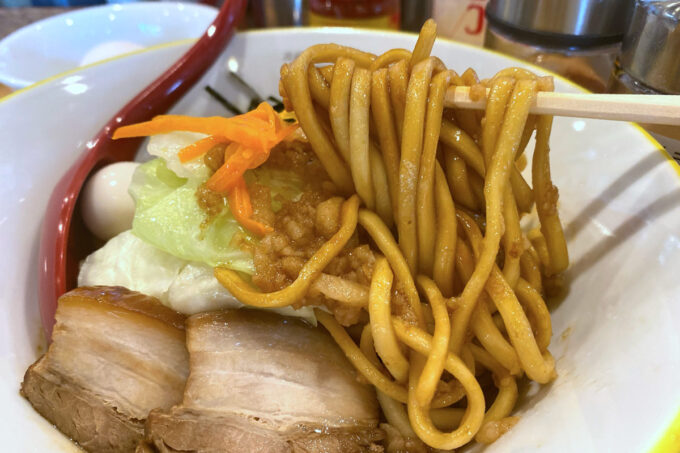 那覇市泉崎「トルネコパーパ」トルネコラーメン赤の汁なしの麺を箸上げ