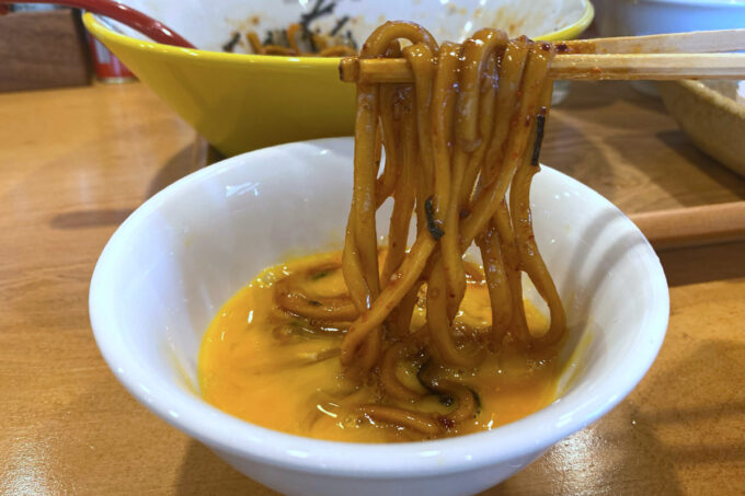 那覇市泉崎「トルネコパーパ」トルネコラーメン赤の汁なしの麺をすきやきスタイルでいただく