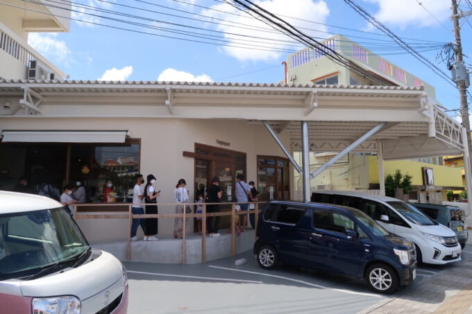 浦添市内間「ほっぺパン」の外観と店前の駐車場
