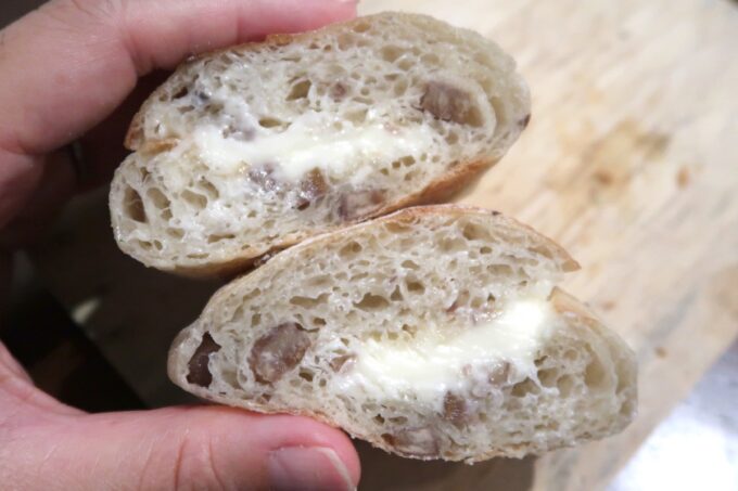 浦添市内間「ほっぺパン」栗のリュスティック塩バターサンドの断面