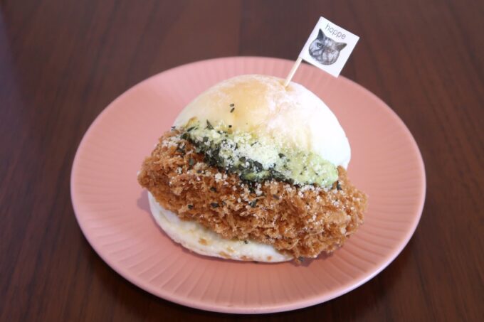 浦添市内間「ほっぺパン」かにクリームコロッケとバジルソースのサンド（356円）