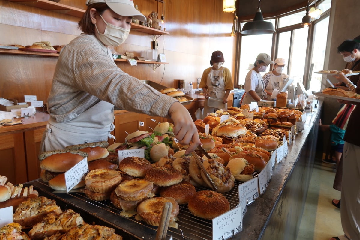 浦添市内間「ほっぺパン」店内に並ぶ焼き立てパン