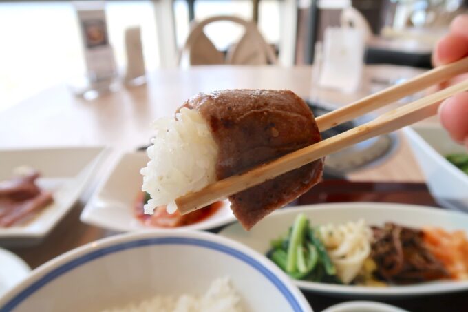 「叙々苑 沖縄浦添パルコシティ店」ランチのハーフたんざくタンをごはんに巻いて食べる