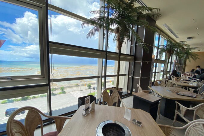 「叙々苑 沖縄浦添パルコシティ店」テーブル席からの沖縄の海を眺める