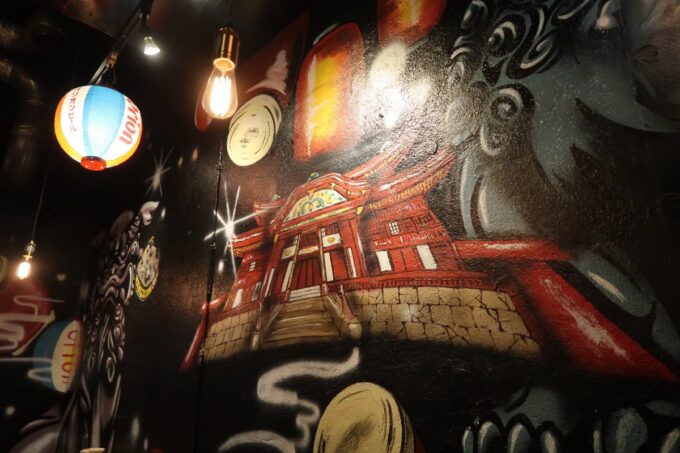 那覇市松山「らぁめん酒場まうろあ」の壁に描かれた首里城