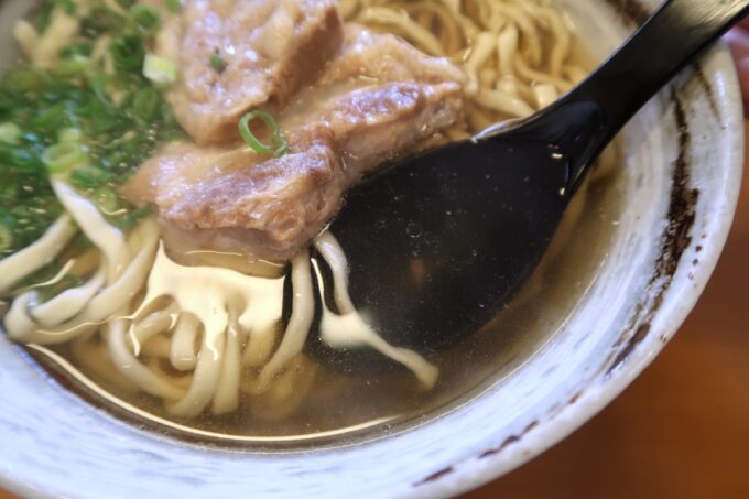 南城市「沖縄そば金太郎」軟骨ソーキそば あっさりカツオのクリアなスープ