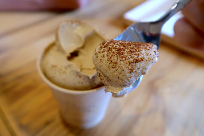 北谷町美浜「オニヤンマコーヒー」この日のエスプレッソソフトクリームのフレーバーは中煎りのパナマだった