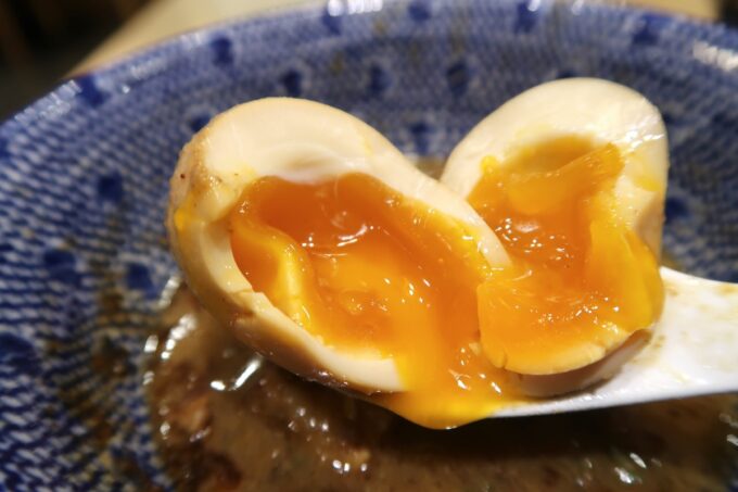 那覇市銘苅「三竹寿」特製濃厚豚骨魚介つけ麺のとろりとした味玉