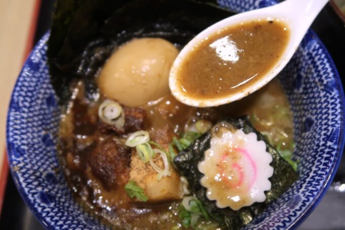 那覇市銘苅「三竹寿」特製濃厚豚骨魚介つけ麺の濃厚なつけダレ