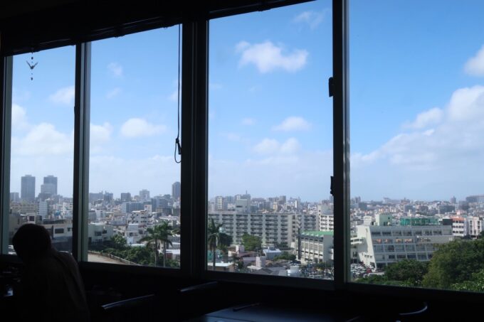 浦添市「和創作 木もれび」は高台にあるので窓からの抜け間のある眺めがとてもよい