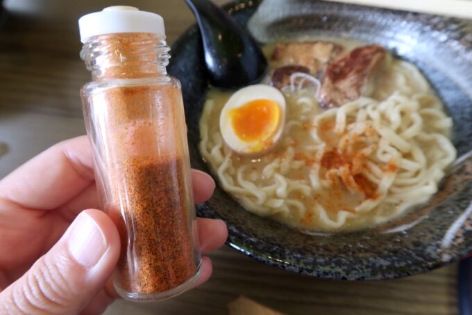 浦添市仲西「麺処まんねん」味噌スープには一味唐辛子がよくあう