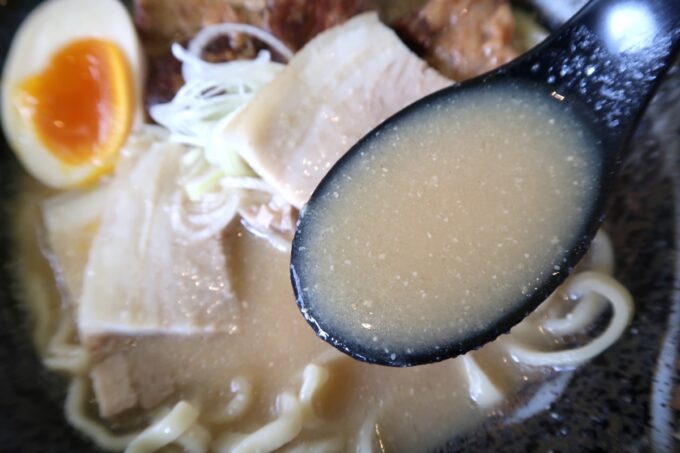 浦添市仲西「麺処まんねん」ニンニクの香る味噌スープがウマい