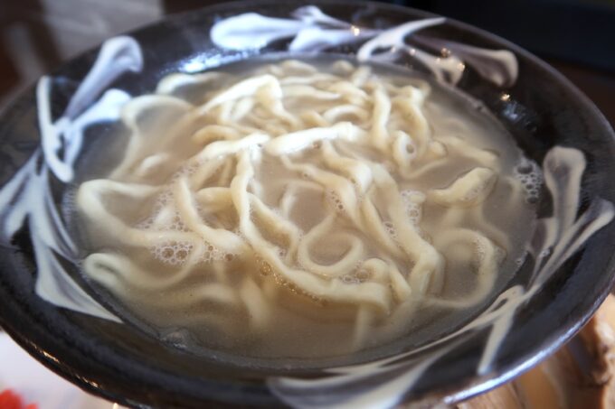 うるま市「沖縄そば 月黒木（つきくるち）」三枚肉そばのスープと麺