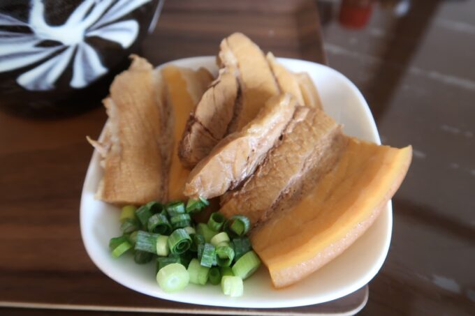 うるま市「沖縄そば 月黒木（つきくるち）」三枚肉そばの別皿に乗せられたお肉