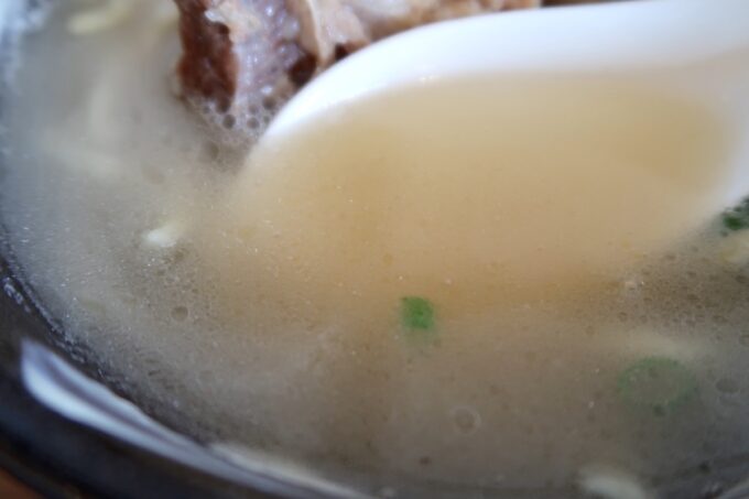 うるま市「沖縄そば 月黒木（つきくるち）」こってりスープが濃厚豚骨でおいしい