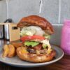 浦添市牧港「UFO Burger ＆ Sandwich CAFE」あぐーバーガー（1210円）にトッピング（330円）とドラゴンフルーツとバナナのスムージー（715円）