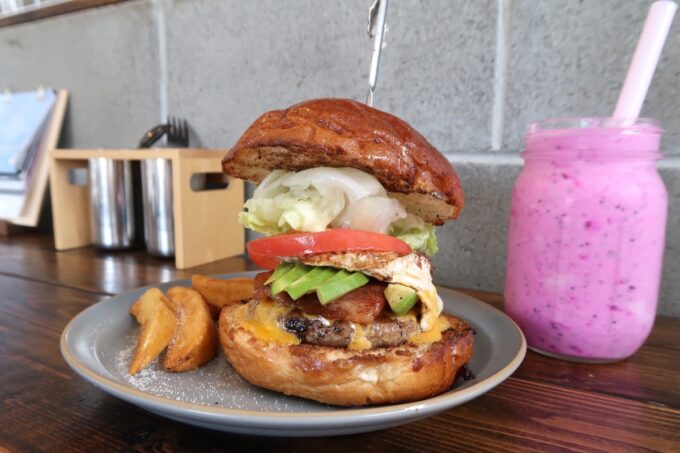 浦添市牧港「UFO Burger ＆ Sandwich CAFE（ユーエフオー バーガー＆サンドイッチ カフェ）」あぐーバーガー（1210円）にトッピング（330円）とドラゴンフルーツとバナナのスムージー（715円）