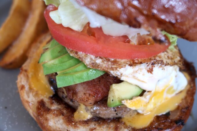 浦添市牧港「UFO Burger ＆ Sandwich CAFE（ユーエフオー バーガー＆サンドイッチ カフェ）」あぐーバーガー（1210円）にアボカドと目玉焼きをトッピング（330円）