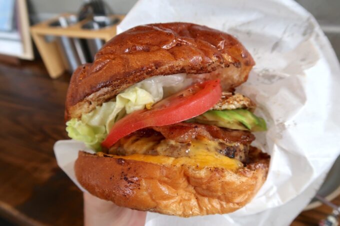 浦添市牧港「UFO Burger ＆ Sandwich CAFE（ユーエフオー バーガー＆サンドイッチ カフェ）」バーガー袋に入れるもハンバーガーが大きくてなかなか収まらない