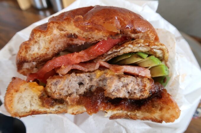浦添市牧港「UFO Burger ＆ Sandwich CAFE（ユーエフオー バーガー＆サンドイッチ カフェ）」ハンバーガーのふわふわバンズにたっぷりの具材
