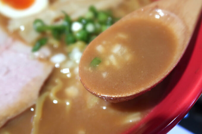 那覇市・のうれんプラザ2階「札幌らーめん こりす」超濃厚海老味噌らーめんのスープ