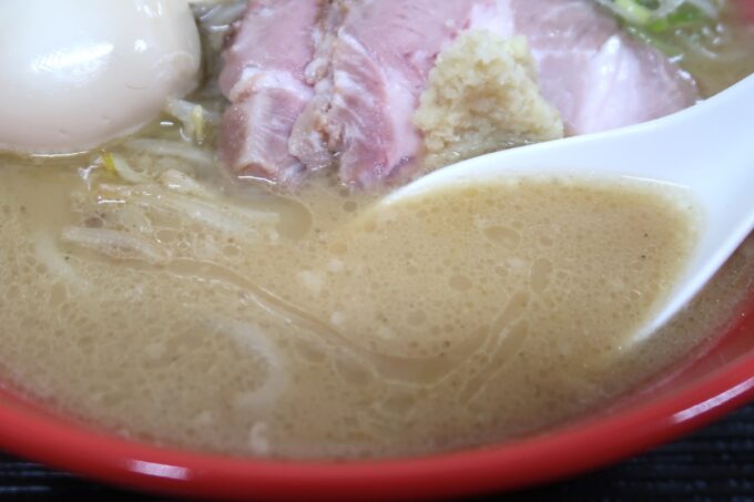 那覇市ののうれんプラザ2階「札幌らーめん こりす」札幌濃厚白味噌ラーメンのおいしいスープ