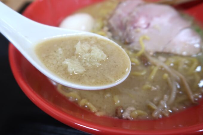 那覇市ののうれんプラザ2階「札幌らーめん こりす」札幌濃厚白味噌ラーメンに乗せられた生姜をスープに溶かす