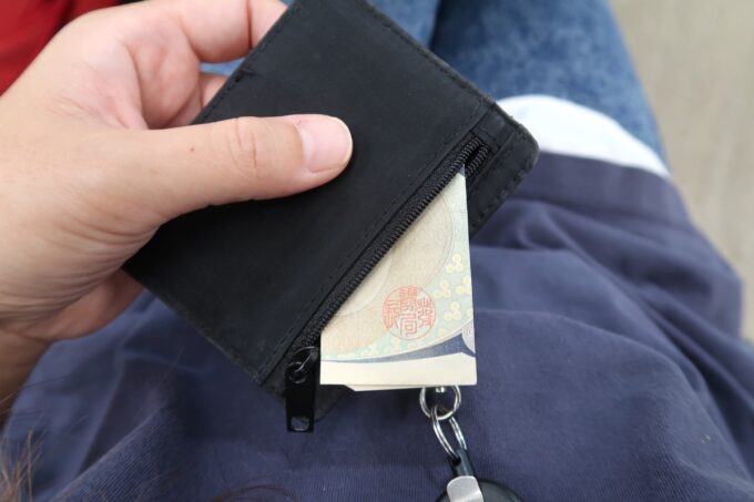 那覇空港まで行ったのに、財布を忘れて所持金1000円