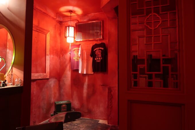 那覇市牧志「蛙吽 桜坂店（ワオン）」の赤い照明が印象的な店内