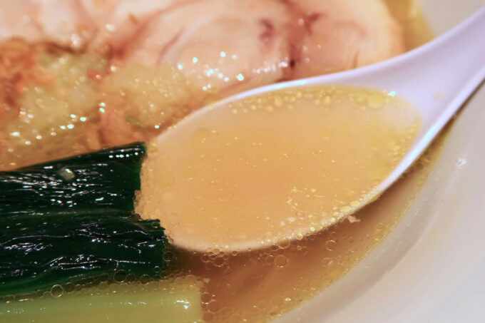 那覇市「Due Italian らぁ麺フロマージュ」黄金の塩らぁ麺のスープ