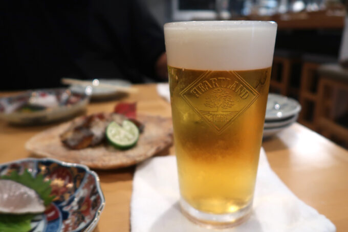 那覇市牧志「酒と魚 はこさく」生ビール（キリンハートランド、605円）をおかわり