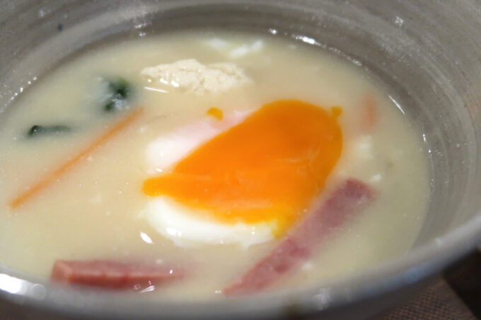那覇市松尾「いつでも朝ごはん」の味噌汁に入る温泉卵