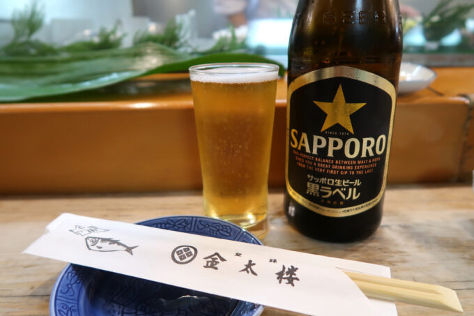 東浅草「金太楼鮨 本店」瓶ビールはサッポロ黒ラベル（715円）を選んだ