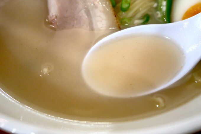 沖縄市のゲート通り「麺屋 この！豚野郎」豚骨ラーメン（塩）のスープ