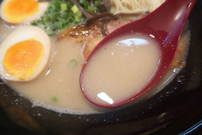 那覇市牧志のラーメン店「琉球島豚 麺屋なりよし」の豚骨スープ