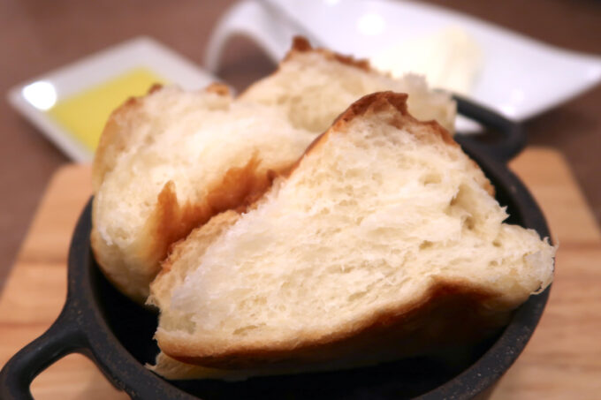 パルコシティ1階「PIER'S BAKERY サンエー浦添店」セレクトランチ（1738円）の湯種パンはふわふわ食感