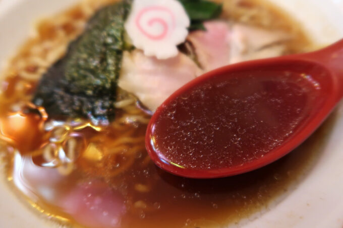 宜野湾市大山「麻婆食堂 福笑い」中華そばのスープはノスタルジックな味わい