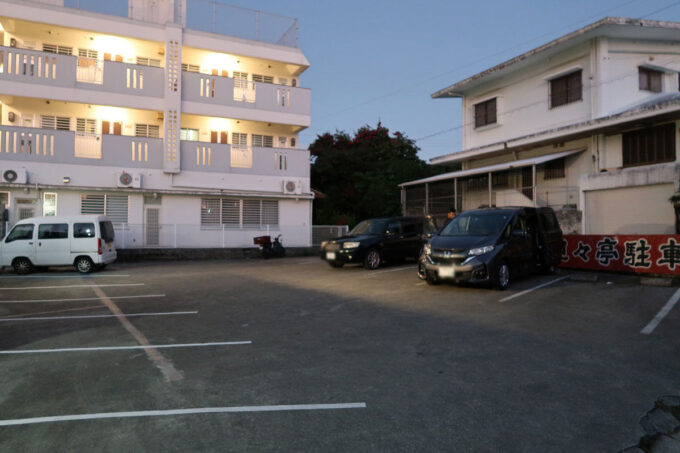 宜野湾市大山「麻婆食堂 福笑い」の駐車場