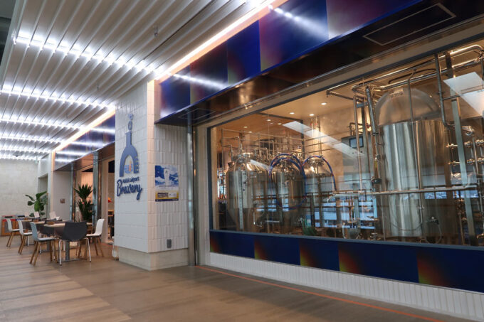 那覇空港国際線エリア「ヘリオス那覇エアポートブルワリー」にはビールを醸造する設備が備わっている