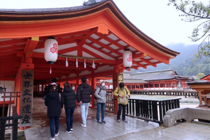 厳島神社の神殿造りな建物は非常に豪華で、神社なのか？と疑問に思うほどだった