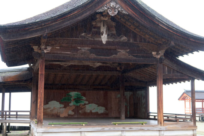 厳島神社の海に浸かる能舞台は重要文化財に指定されている