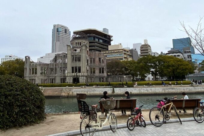 原爆ドームの対岸で食事をするファミリー。広島の日常。
