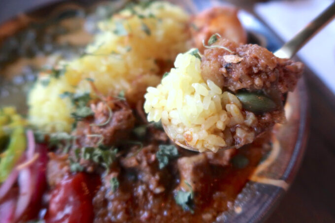 那覇市久茂地「穀雨curry（コクウカリー）」のポークヴィンダルーはほんのり酸味でお肉ゴロゴロ